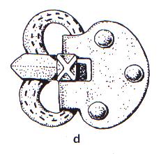 A nikolsburgi ábécé felezett vas nyílhegyének piktogram előzménye a Mezőberényben előkerült hun arany csattesten (Bóna 1993, 150); a felezetlen egyik nyílhegy piktogram a Szeged-Nagyszéksósi hun
