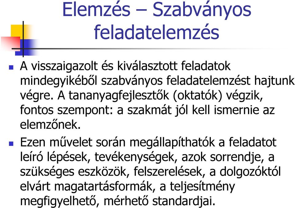 A tananyagfejlesztők (oktatók) végzik, fontos szempont: a szakmát jól kell ismernie az elemzőnek.