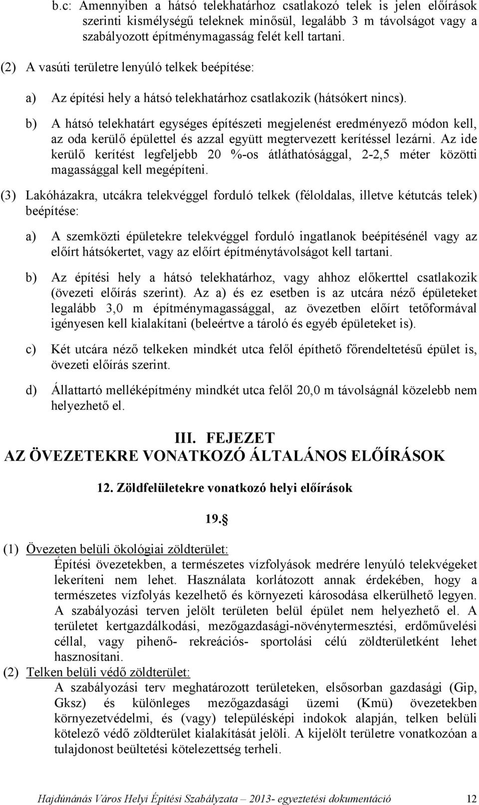 b) A hátsó telekhatárt egységes építészeti megjelenést eredményező módon kell, az oda kerülő épülettel és azzal együtt megtervezett kerítéssel lezárni.