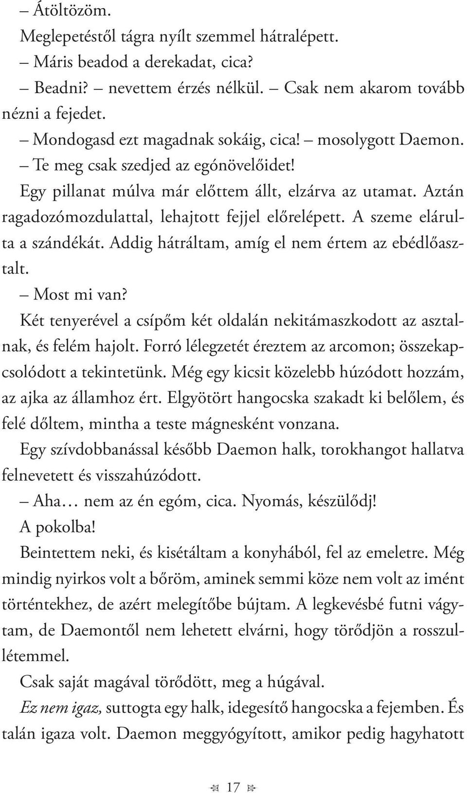 Addig hátráltam, amíg el nem értem az ebédlőasztalt. Most mi van? Két tenyerével a csípőm két oldalán nekitámaszkodott az asztalnak, és felém hajolt.