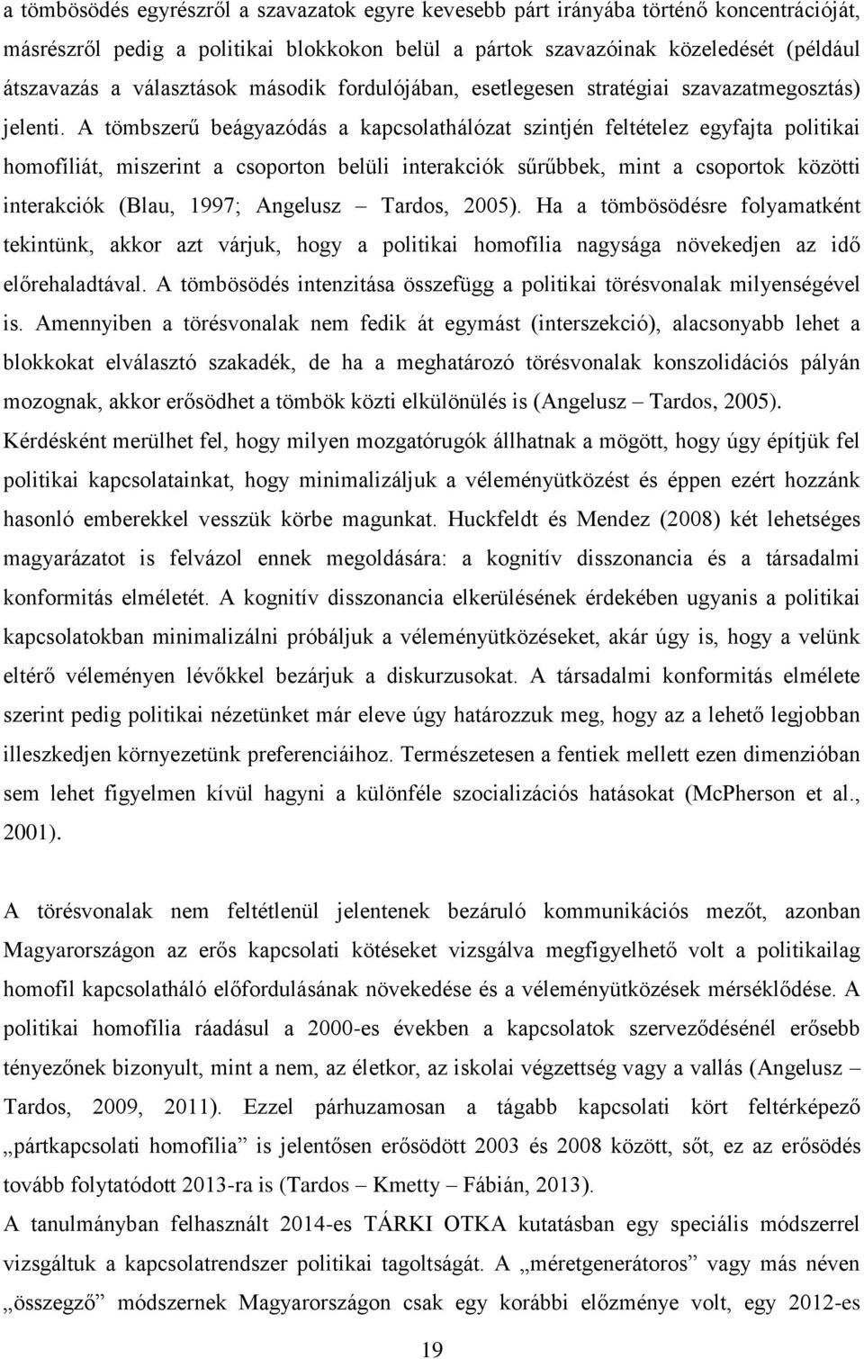 A tömbszerű beágyazódás a kapcsolathálózat szintjén feltételez egyfajta politikai homofíliát, miszerint a csoporton belüli interakciók sűrűbbek, mint a csoportok közötti interakciók (Blau, 1997;