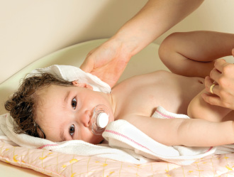Pampers Sensitive törlőkendők. Tények és számok. Az új Active Baby-Dry pelenkák tökéletes kiegészítője a Sensitive törlőkendő, mely gyengéden tisztítja a babák finom bőrét.