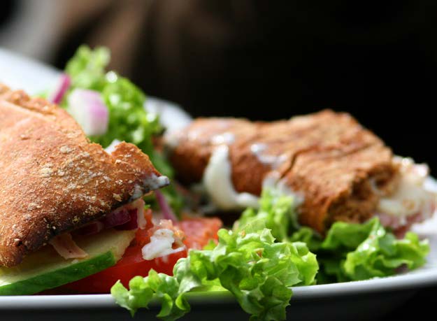 SNACK AJÁNLATUNK Pármai sonkával és mozzarellával töltött grillezett pita... 1.