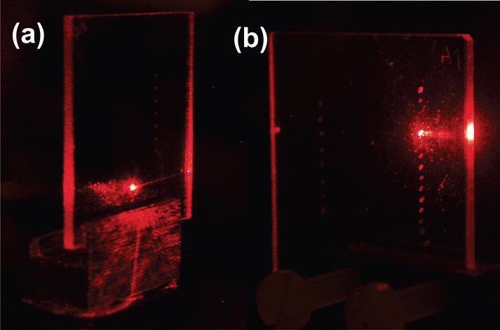 Az 44. ábrán található fotók demonstrálják a fény becsatolását az alumínium-oxid és ittrium-oxid filmekbe, az azokban kialakított rácsok segítségével.