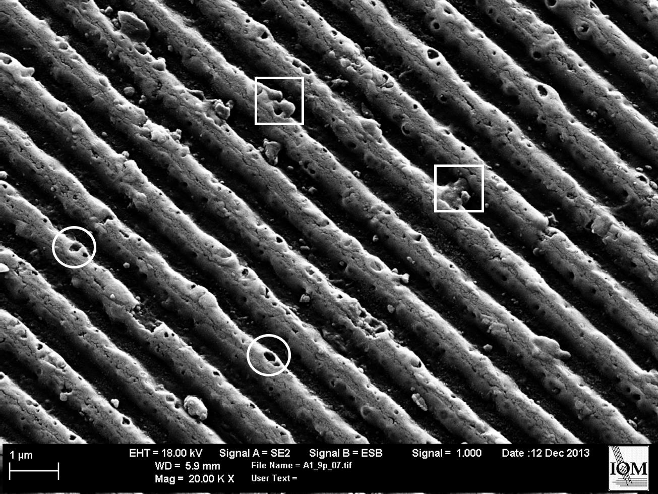 A fentiekhez hasonlóan, a 200 nm vastag Y2O3 filmben kialakított 190 nm átlagos modulációs mélységű rács (40. ábra AFM kép) SEM képe és az EDX mérés eredménye látható a 47.