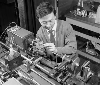 Az optikai szál feltalálása Sir Charles Kuen Kao 1966-ban mutatta be