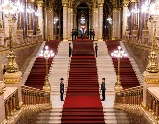 7. A Kossuth Lajos térre nyíló művészi kovácsoltvas kaput Jungfer Gyula műhelye kivitelezte 8.