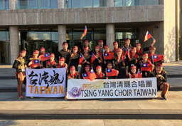 A Tsing Yang Kórus tagjai díszegyenruhában a Laurea Mundi Budapesti Kóruszene Fesztiválon, júliusban Tsing Yang Kórus Tao Wen-lung, a Taipei Representative Office vezetője (feketében) tajvani