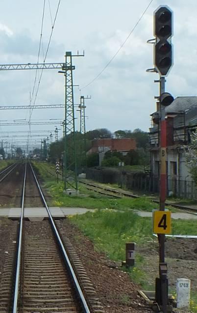 függésben nem volt. Ennek ellenére a jelző árbocszínét nem változtatták meg, az továbbra is fehér-vörös sávozású maradt, amely biztosított jelzőt jelent.