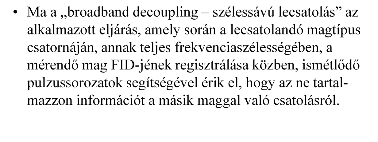 A színkép egyszerűsítésének, a csatolás miatt felhasadt sávok intenzitásának a növelésének már nagyon korán, már a folyamatos besugárzású, CW-készülékek idején felfedezett eszköze volt az ún.