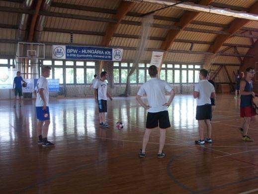 Sport * Sport * Sport * Sport * Sport * Sport * Sport * Sport * Sport * Sport * Sport * Sport Futball Nemcsak pingpongban vett részt profi játékos a sportdélutánokon, hanem a fociban is.