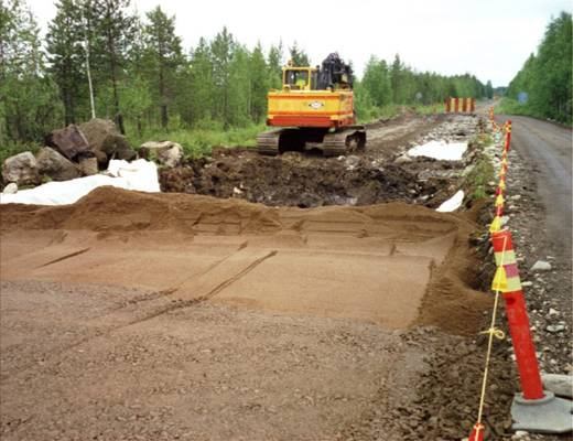 Talajcsere 55 a cserélendő talaj vastagsága és mennyisége a töltés méreteihez képest nem nagy, megfelelő durva szemcséjű, tömörítés nélkül is jó teherbírású talaj