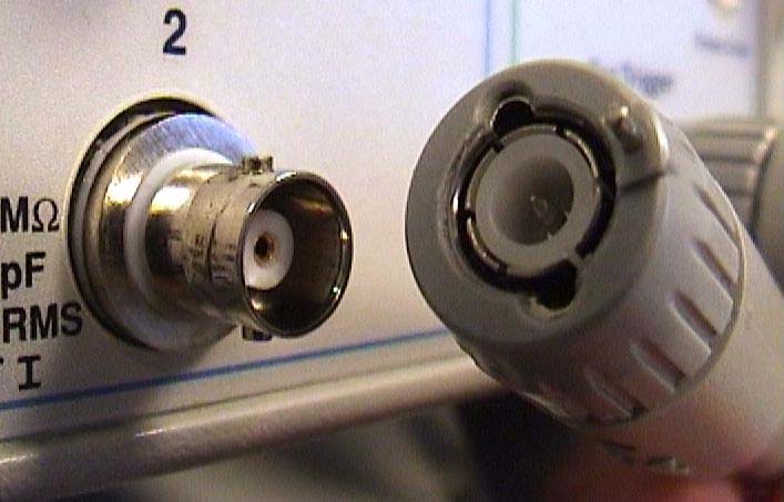 Scope: BNC Push and rotate (twist) AutoProbe (10 : 1) Generátorra is, oszcilloszkópra is