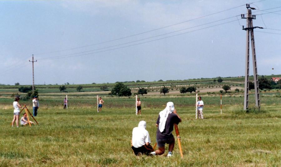 A TERÜLETSZINTEZÉS Viszonylag kis kiterjedésű sík terep vagy burkolt felület mikrodomborzatának felmérése ún. területszintezéssel is történhet.