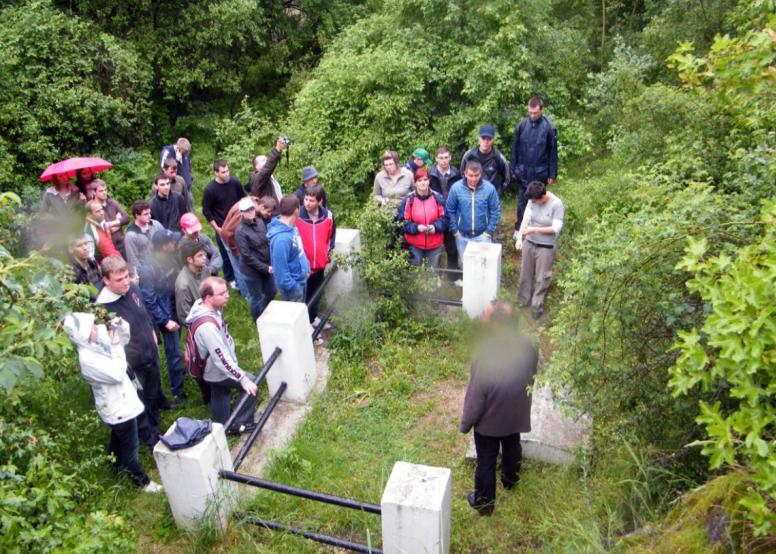 ramérésekor szabad csak megbontani. Sem a főalappontoknak, sem az EOMA ún. K-pontjainak a pontleírása nem nyilvános, maga a századmilliméter élességgel megadott magassági adat sem.