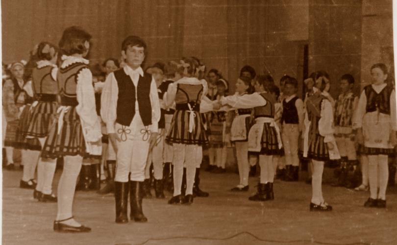 GÖRÖG ILONA BALLADÁJA Színpadra állította Magerusan Katalin tanítónő, 1981-ben Besztercén. A színpad közepén lányok, fiúk körben állnak, arccal a kör közepe felé.
