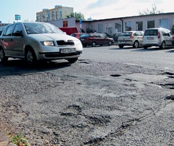 7 JESENNÉ UPRATOVANIE 2011 Počas troch októbrových sobôt rozmiestni mestská časť Ružinov veľkokapacitné kontajnery. Obyvatelia sa môžu zadarmo zbaviť veľkorozmerného odpadu. dňa 8.10.