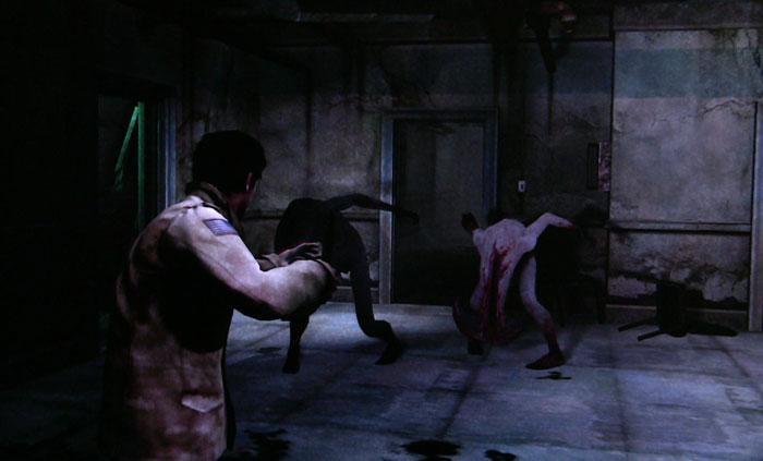 Silent Hill: Homecoming - 11. oldal A rendőrséget szinte elözönlik a szörnyetegek, ezért ha nem állsz jól életerővel, inkább fuss el.
