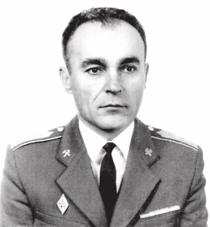 SZABÓ JÓZSEF ny. mk. ezredes 1935. május 10-én született Sárkeresztúron. A Budapesti Műszaki Egyetem elektromérnöki szakának elvégzése után, 1962-ben főhadnagyként lett hivatásos tiszt.