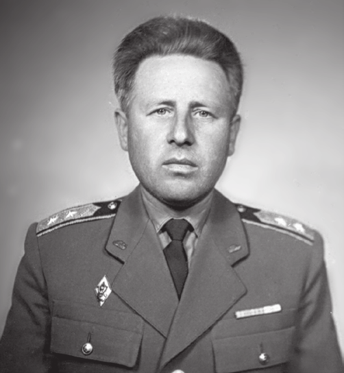 ALBERT MIHÁLY alezredes 1929. november 1-jén született Dombrádon. A Honvéd Kossuth Akadémia elvégzése után 1949-ben avatták a tüzér szakon hadnaggyá.