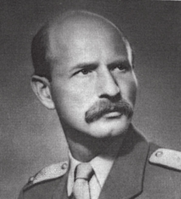 RÉVAI KÁLMÁN altábornagy 1911. július 16-án született Dunaharasztiban. A Ludovika Akadémia elvégzése után 1934-ben avatták hadnaggyá. Csapattiszti szolgálatát alapvetően a huszároknál teljesítette.