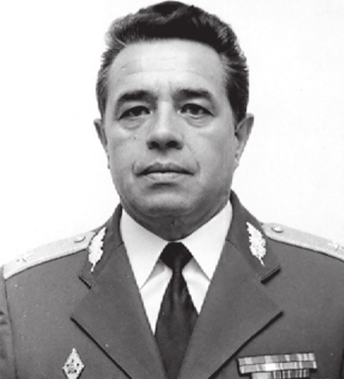 zsemberi ISTVÁN mk. vezérőrnagy 1933. január 13-án született Jászapátiban. A Vasvári Pál Repülő Műszaki Tiszti Iskola befejezése után, 1953-ban alhadnagyként kezdte meg katonai szolgálatát.