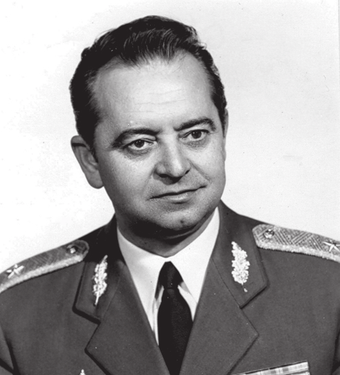 KOCSIS JÁNOS vezérőrnagy 1928. december 30-án született Nyírbátorban. 1951-ben kezdte meg tanulmányait a Kilián György Repülő Hajózó Tiszti Iskolán.