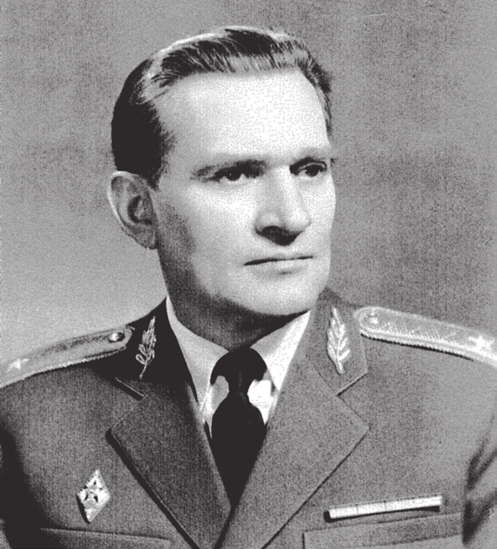 SIMONYI GYULA vezérőrnagy 1914. december 17-én született Budapesten. Vasesztergályosi szakmáját feladva a törzstiszti tanfolyam elvégzése után, 1949-ben avatták őrnaggyá.