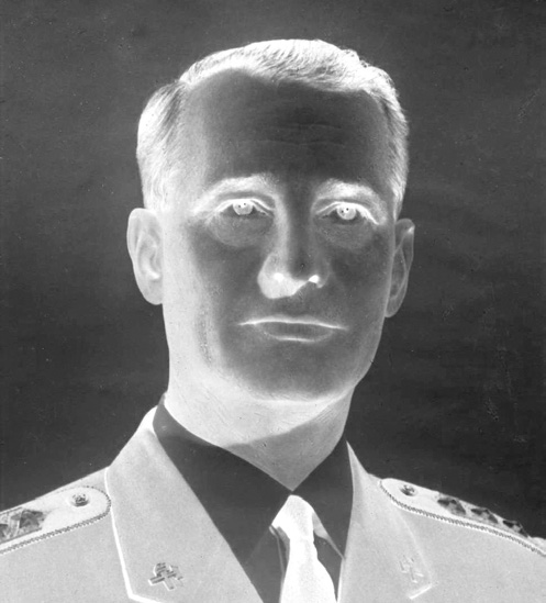 Bárány István ny. mk. ezredes 1920. szeptember 27-én született Cinkotán. 1940-ben a Budapesti Műszaki Egyetem vegyészmérnöki, majd 1961-ben a villamosmérnöki karán szerzett diplomát. 1952.