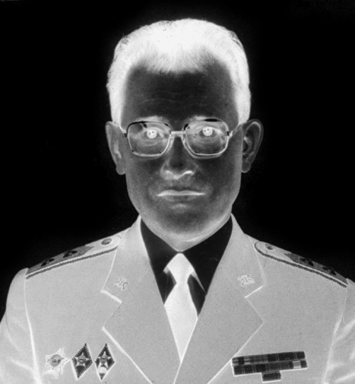 MADARAS PÉTER ny. ezredes 1931. november 10-én született Miskolcon. 1950. szeptember 26-án alhadnagyként vették hivatásos állományba, 1984. szeptember 29-én lépett elő ezredessé.