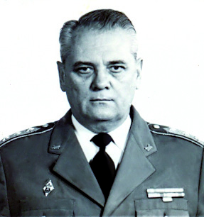 BERNÁTH BÉLA ny. ezredes 1931. április 25-én született Uzsoron. A Kossuth Tüzér Tiszti Iskola elvégzése után avatták 1950-ben alhadnaggyá és vették hivatásos állományba.