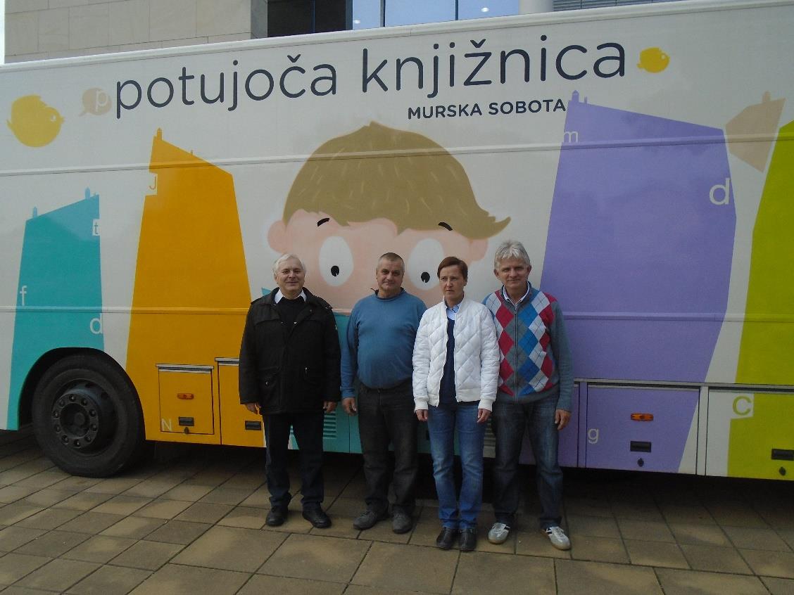 EKIPA KNJIŽNIČARJEV NA BIBLIOBUSU A BIBLIOBUSZ CSAPATA Slavko Meolic