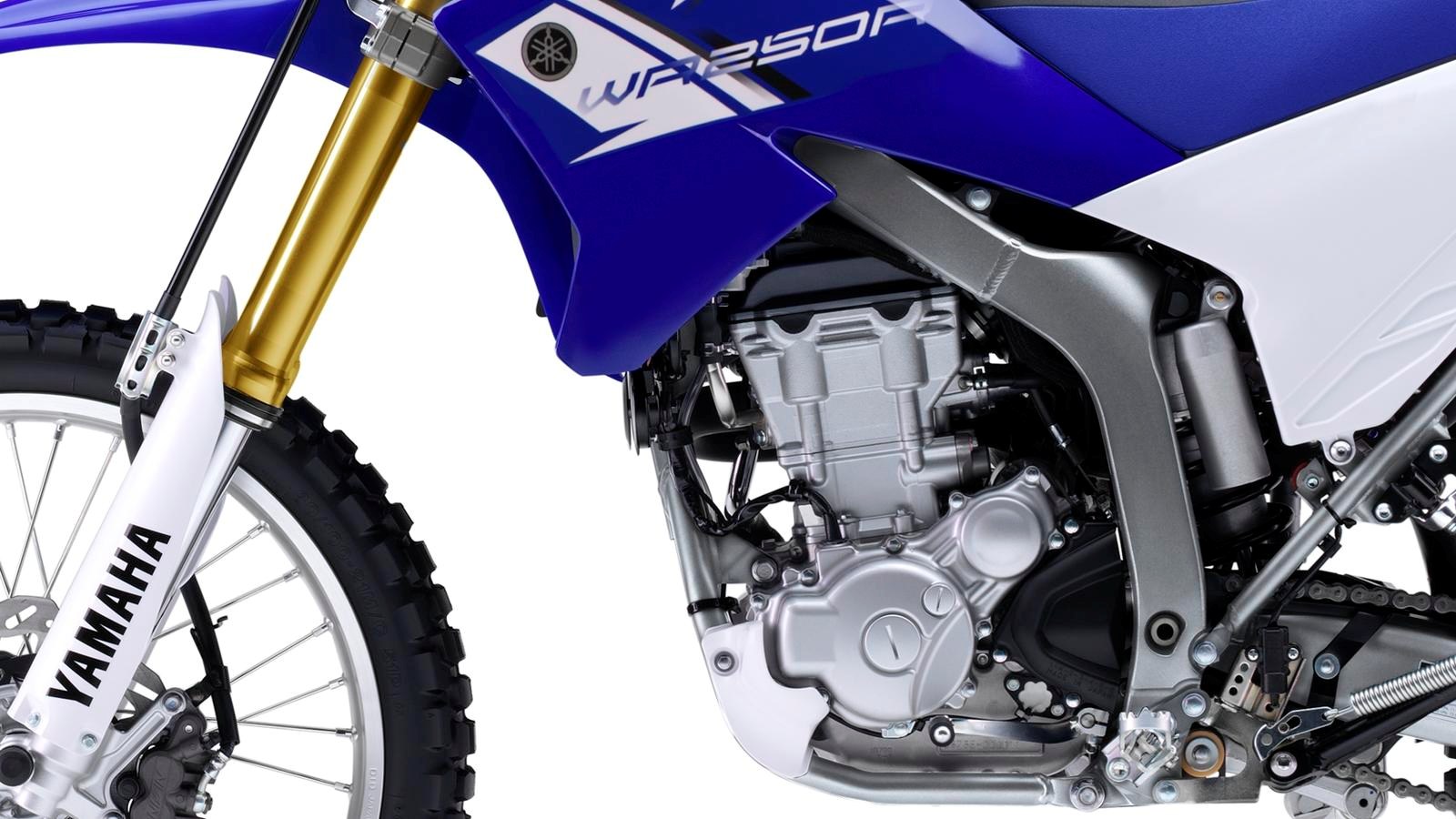 Kettős célú motor versenygépekre jellemző tulajdonságokkal WR250R Ez a kompromisszumok nélküli, kettős célú Supermotard gép közvetlenül a WR-F és YZ-F versenymotorkerékpárjainkon alapul, amelyek