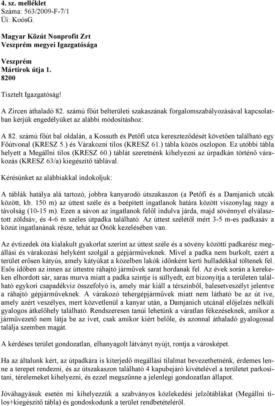 számú főút bal oldalán, a Kossuth és Petőfi utca kereszteződését követően található egy Főútvonal (KRESZ 5.) és Várakozni tilos (KRESZ 61.) tábla közös oszlopon.