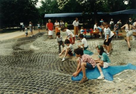 2. TÖRTÉNETI ÖSSZEFOGLALÓ A II. János Pál pápa tér középső Józsefváros legnagyobb tere. Baromvásár-tér, Széna-piac és Újvásártér elnevezéssel is illeték az idők során.