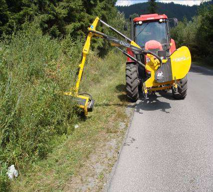 Megvásároltunk egy ZETOR márkájú traktort, kaszálógéppel és hóekével ellátva - 500 km megyei út mindkét szélének kaszálása - 15 alkalommal volt hóeltakarító bevetésen S-a achiziţionat un tractor