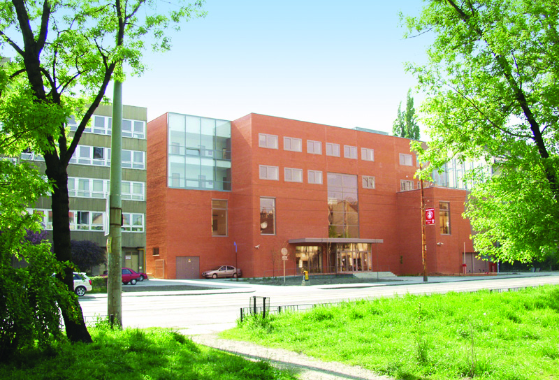 m a g u n k r ó l Főiskolánk épülete a Bécsi útról nézve Magunkról A MÚLT A Budapesti Műszaki Főiskola (BMF) 2000.
