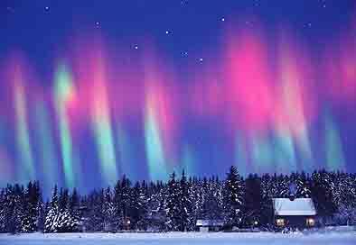 Sarki fény (aurora borealis) A napból napkitörésből származó töltött részecskék (elektronok, protonok, egyéb ionok)