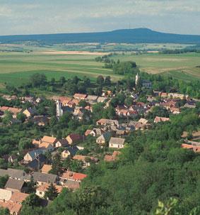 4. sz. melléklet Kapolcs története Kapolcs a Káli-medence Tájvédelmi Körzetben fekszik, a forrásokkal, és erdőségekkel körülvett Balaton-felvidéki Eger-völgyben.