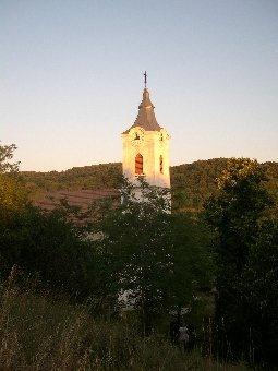 A reformáció során a falu lakosságának nagyobb része a lutheri hitre tért át, ám a XVIII. században, a vallásháborúk idején, Padányi Bíró Márton püspök templomokat foglalt vissza a protestánsoktól.