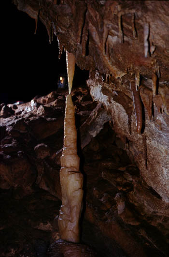 É V F O R D U L Ó K 60 éve fedezték fel az égerszögi Szabadság-barlangot Részlet a barlangból 1954.