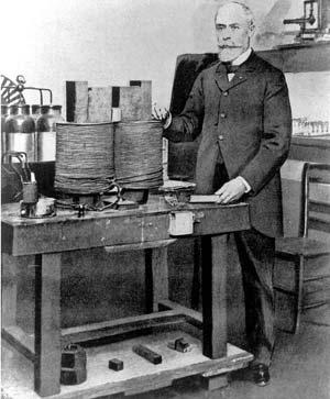Radioaktivitás felfedezése 1896 1896 -ban Henri Becquerel jött rá arra, hogy az uránsók olyan sugarakat árasztanak magukból melyek hasonlítanak a röntgensugárzás átható erejéhez.