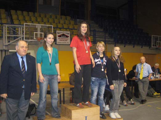 52kg (7takmičarke) 1. Dénes Mercédes /Érd 2. Lázók Cintia /BVSC-DEGA 3. Csörsz Anett /Diósgyőri BC 3. Mirković Amela /Szerbia 5. Morar Irena /Szerbia 5.