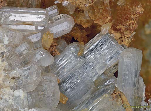 A pátkai Szűzvári-malom fluorit-kvarc-polimetallikus ércesedésének ásványparagenezise Leggyakoribb kísérői: piromorfit, plumbogummit és oxiplumboroméit.