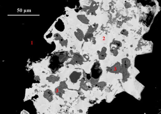 A pátkai Szűzvári-malom fluorit-kvarc-polimetallikus ércesedésének ásványparagenezise 6.17. ábra. Plumbogummit (3) cerusszitban (2) kvarc üregében (1). BSE felvétel. figyelhető meg (6.17. ábra).