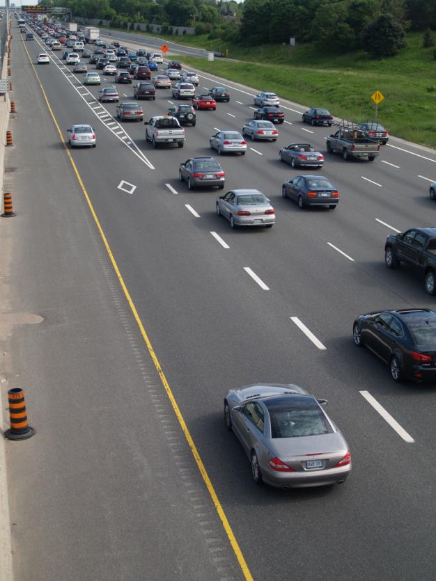 Busz- és telekocsisávok (HOV) HOV High Occupancy Vehicles Csak az használhatja, ahol legalább 1 utas a vezető mellett Sokszor csak csúcsidőben korlátozott a használata Buszok, elektromos autók,