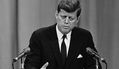 meglepetés erejével. 1961. március 11-én a Fehér Házban Richard Bissell tervezési igazgatóhelyettes bemutatta Kennedy elnöknek az elkészült műveleti terveket.
