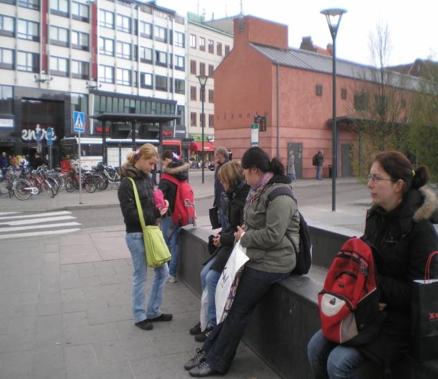 Iskolai kertészet A tónál. 15. nap 2010. 05. 07. péntek Ma délelőttöt Helennel egy jó ideje elhanyagolt fóliát kellett legazolni, hogy ne nőjék be a dísznövényeket.