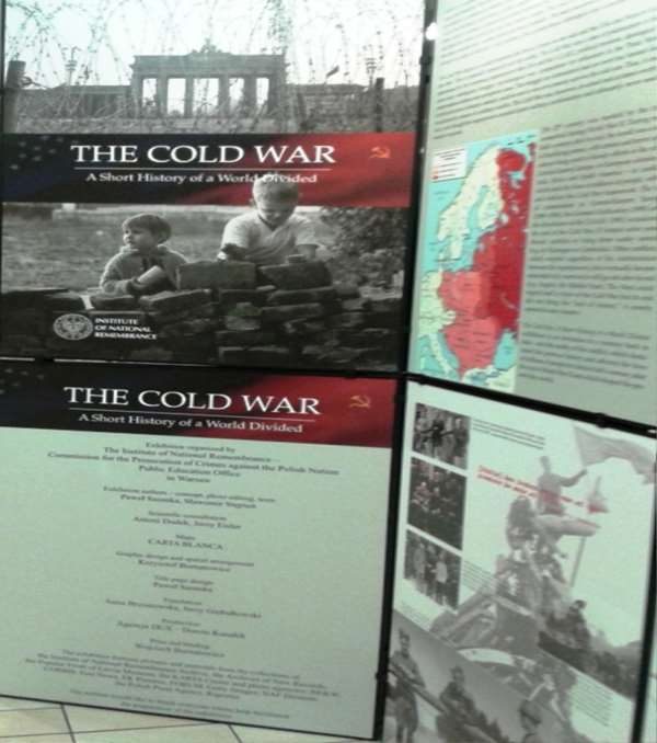 2015. december 2-án 18:00-kor került sor az ELTE BTK Gólyavárban a Nemzeti Emlékezet Bizottsága THE COLD WAR A SHORT HISTORY OF A WORLD DIVIDED című kiállításának megnyitójára.