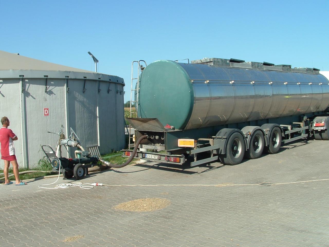Üzemi, kísérleti próba leírása, eredményei A bor tartálykocsiban érkezett a biogáz üzembe, ahol az alapanyag fogadó tartályba kerül előtárolásra.